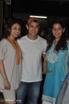 Aamir’s gorgeous friends, Rani Mukherjee and Juhi Chawla, were also eager for ‘Peepli [Live]’.