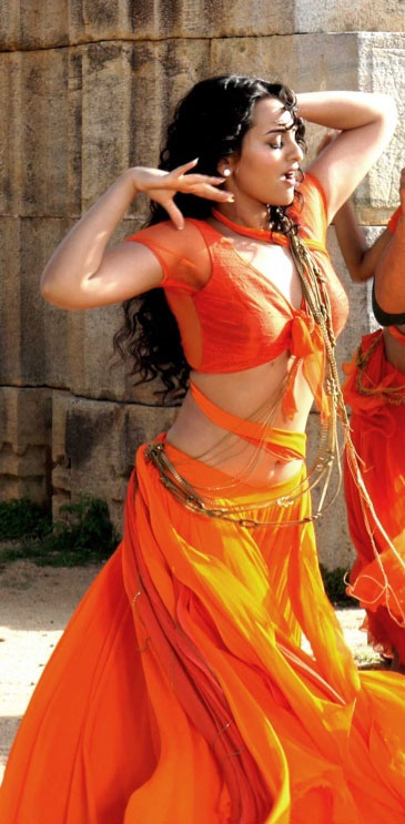 [Image: Sonakshi-Sinha-hot-dance-in-saree-rowdy-...-movie.jpg]
