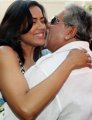Vijay Mallya & Sameera Reddy Kiss