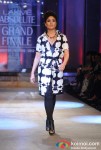 Kareena Kapoor Walks The Ramp At Lakme Fashion Week 2012 Grand Finale