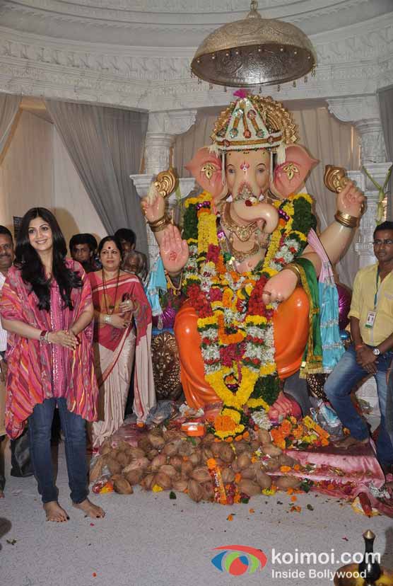 Shilpa Shetty With Her Family Visits In Andheri Cha Raja Ganpati