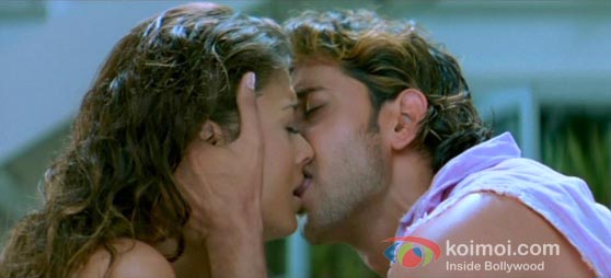 Hrithik Roshan And Aishwarya Rai In Dhoom 2 Kiss Smooch