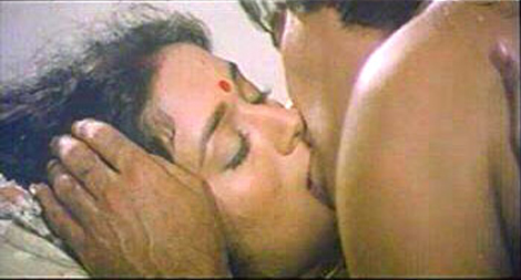 Madhuri Dixit And Vinod Khanna In Dayavaan Kiss Smooch