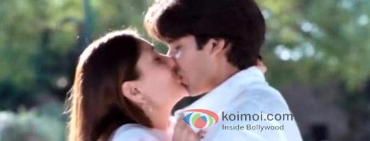 Shahid Kapoor And Kareena Kapoor in Jab We Met Kiss Smooch