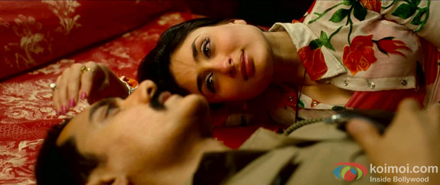 Aamir Khan and Kareena Kapoor in a still from Talaash Movie
