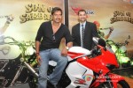 Ajay Devgan And Shirish Kulkarni Meets Son Of Sardaar Contest Winners Pic 3