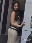 Kareena Kapoor promote 'Fevicol' song on the sets of Big Boss 6 Pic 4