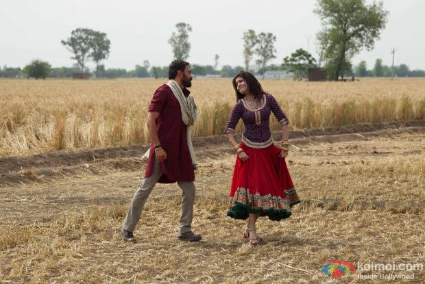 Imran Khan and Anushka Sharma in a still from Matru Ki Bijlee Ka Mandola Movie