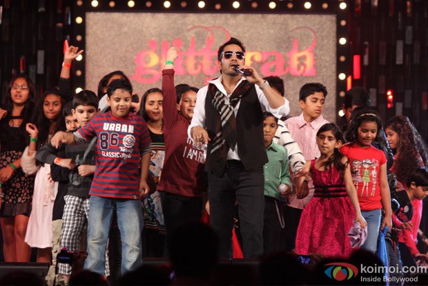 Mika Singh Croons 'Subah Hone Na De' at New Year's Eve at the Aamby Valley City