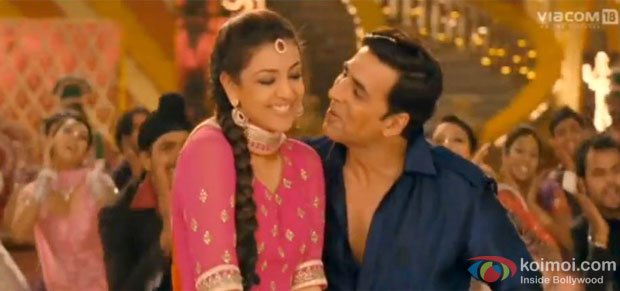 Kajal Aggarwal and Akshay Kumar in a still from Special Chabbis (26) Movie