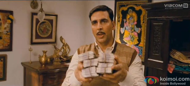 Akshay Kumar in a still from Special Chabbis (26) Movie