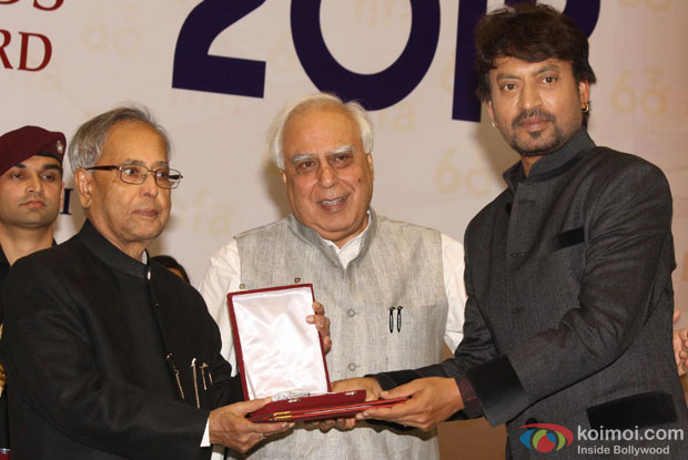 Pranab Mukherjee giving award to Irrfan Khan | Koimoi