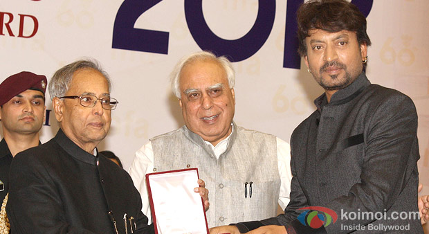 Pranab Mukherjee presenting the Best Actor Award to Irrfan at the 60th National Film Awards 2012