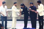 Kamal Haasan gives the award to Shah Rukh Khan at 7th Vijay Awards