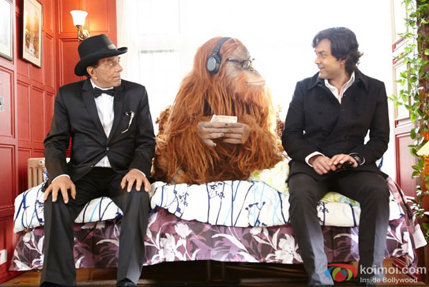 Dharmendra and Bobby Deol in a still from Yamla Pagla Deewana 2 Movie