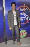 Farhan Akhtar Promotes Bhaag Milkha Bhaag on india's dancing superstar Pic 2