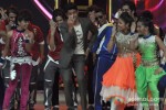 Farhan Akhtar Promotes Bhaag Milkha Bhaag on india's dancing superstar Pic 4