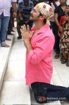 Neil Nitin Mukesh Prays At Bangla Saheb Gurudwara in Delhi Pic 1