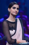 Sonam Kapoor Promotes Bhaag Milkha Bhaag on india's dancing superstar Pic 2