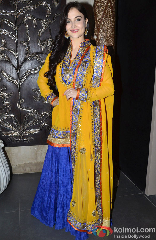 Elli Avram Looks Gorgeous In Indian Traditional Attire Koimoi