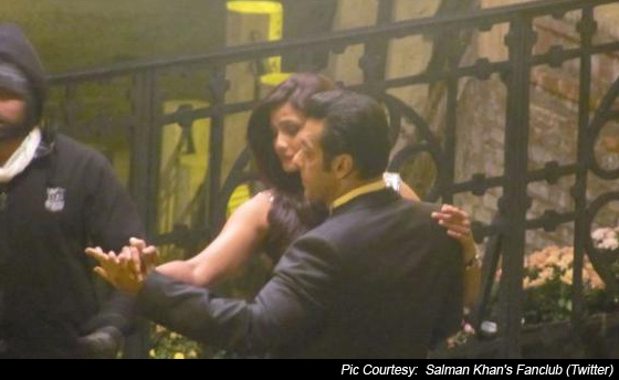 Daisy Shah and Salman Khan on the sets of Jai Ho pic 4
