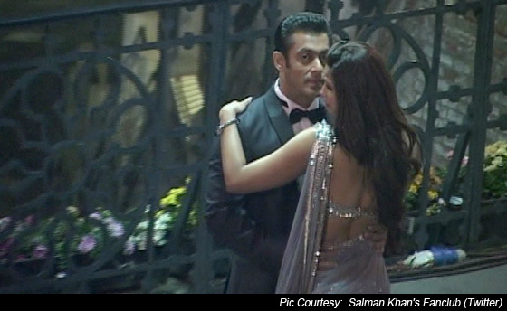 Daisy Shah and Salman Khan on the sets of Jai Ho pic 3