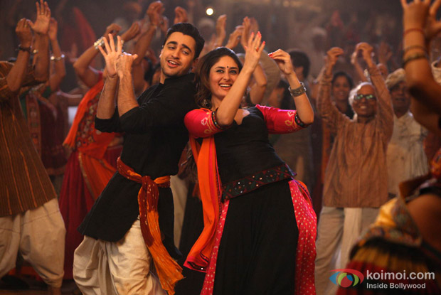 Imran Khan and Kareena Kapoor in a Chingam Chabake song still from Gori Tere Pyaar Mein 