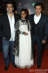 Arbaaz Khan, Arpita Khan and Salman Khan Snapped on the Red Carpet of Star Guild Awards