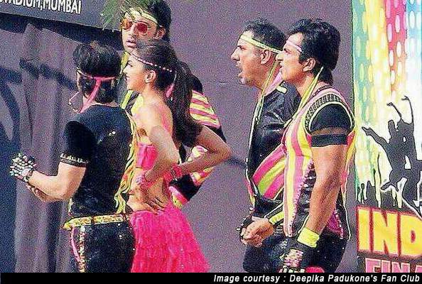 Shah Rukh Khan, Deepika Padukone, Abhishek Bachchan, Boman Irani and Sonu Sood on the sets of Happy New Year