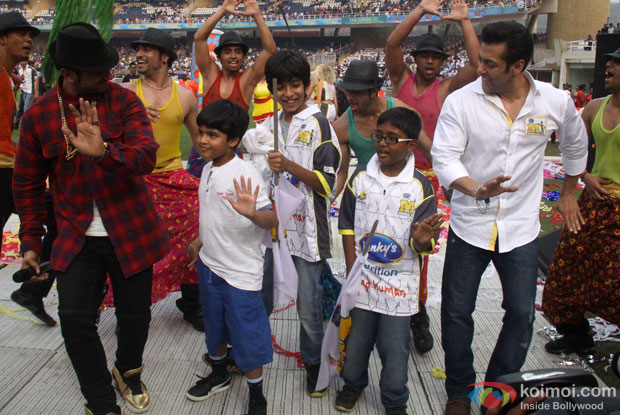Honey Singh and Salman Khan perform on 'Lungi Dance' at CCL