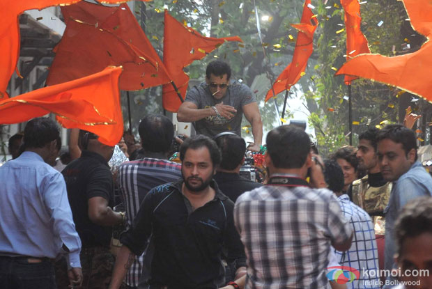 Salman Khan makes a grand entry at the sets of 'Dance India Dance'