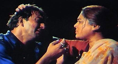 Sanjay Dutt and Reema Lagoo in a still from movie 'Vaastav: The Reality'