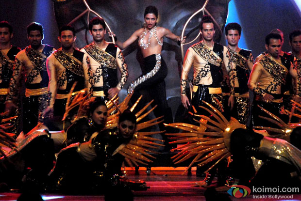 Deepika Padukone perform at Zee Cine Awards 2014