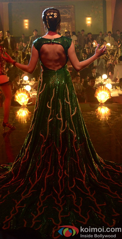 Anushka Sharma wears a 35 Kg gown in Bombay Velvet