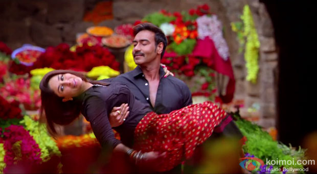 Kareena Kapoor and Ajay Devgn in a Kuch Toh Hua Hai song still from movie 'Singham Returns'
