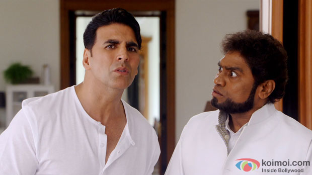 Akshay Kumar and Johnny Lever in a still from  movie 'Its Entertainment'