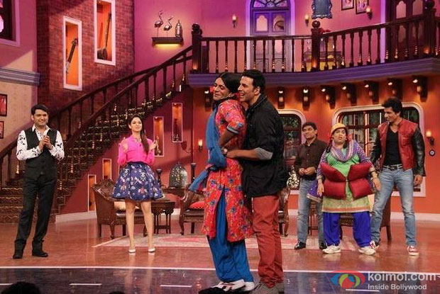 Akshay Kumar Dances With Gutthi - Comedy Nights With Kapil's 'Entertaining  Episode' - Koimoi
