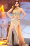 Zarine Khan Walks The Ramp At IBJA Fashion Show Pic 1