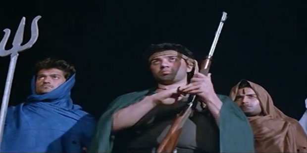 Sunny Deol in a still from movie 'Dacait (1987)'