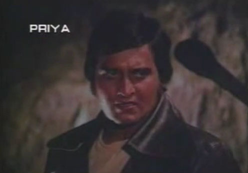 Vinod Khanna in a still from movie 'Aakhri Daku (1978)'