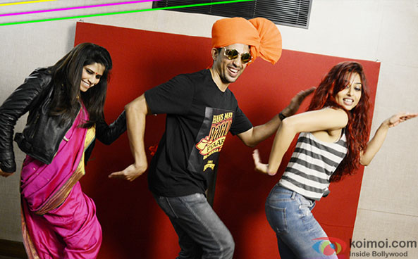 Sai Tamhankar, Gulshan Devaiah and Radhika Apte in a still from 'Ye Naa Gade' song of movie Hunterrr