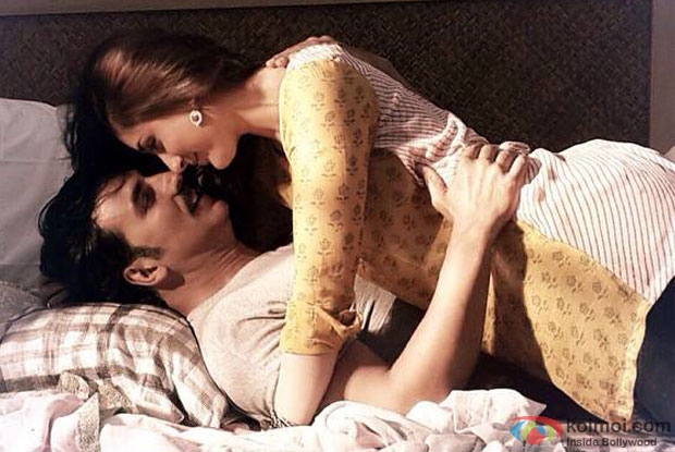 Akshay Kumar and Kareena Kapoor Khan in a still from movie 'Gabbar Is Back'