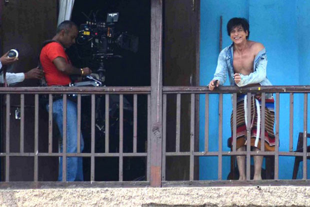 On The Sets Of FAN: Catch Shah Rukh Khan Clad In Towel & Unbuttoned Shirt