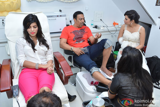 Sonali Raut and Vindoo Dara Singh opt for a refreshing foot massage while actress Shraddha Sagaonkar looks on at Shuddha Salon and Spa