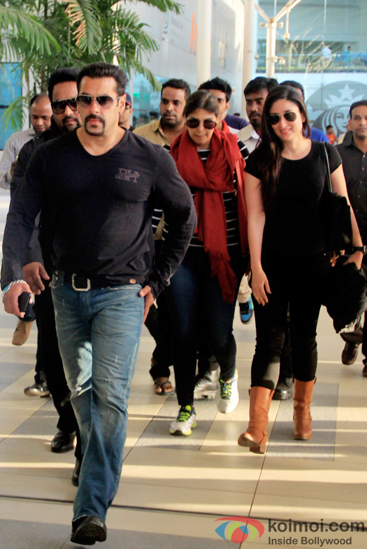 Salman Khan and Kareena Kapoor Wrap Up Bajrangi Bhaijaan ; Snapped At Mumbai Airport