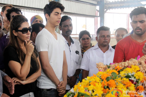Gauri Khan and Aryan Khan at the funeral of SRK's Spot Boy Subhash Dada