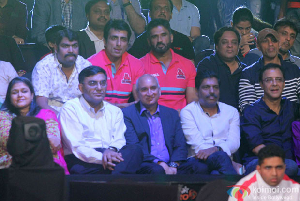 Supriya Pathak, Sonu Sood, Sunil Shetty and Vidhu Vinod Chopra during the opening ceremony of the Pro Kabaddi League 2015