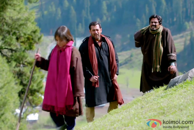 Harshaali Malhotra, Salman Khan and Nawazuddin Siddiqui in a still from movie 'Bajrangi Bhaijaan'