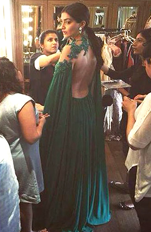 Sonam Kapoor Dons A Sexy Backless Gown Iijw 2015s Inaugural Event Koimoi