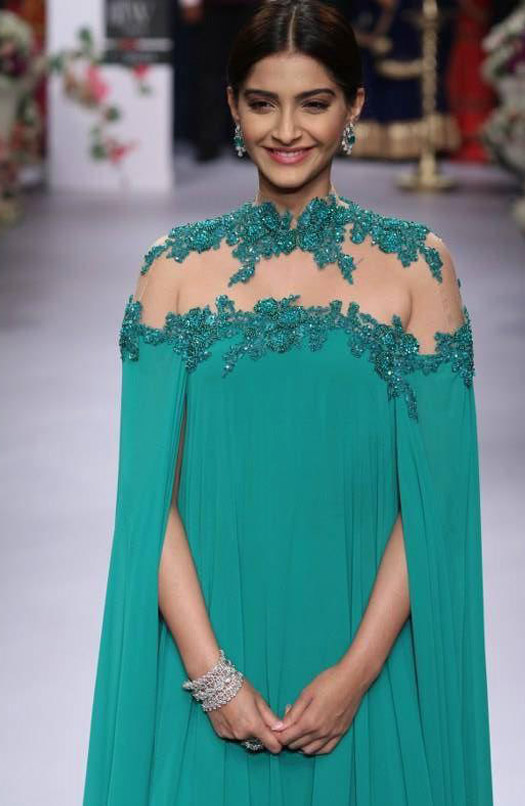 Sonam Kapoor Dons A Sexy Backless Gown Iijw 2015 S Inaugural Event Koimoi